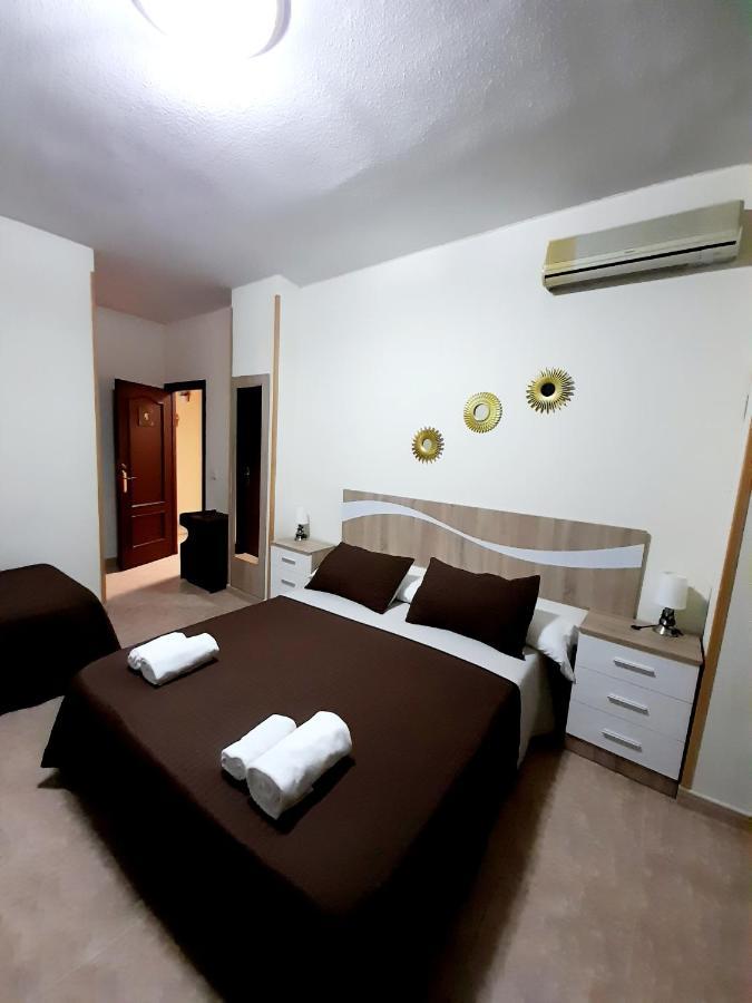 Hostal Dona Maria Valdemoro Ngoại thất bức ảnh