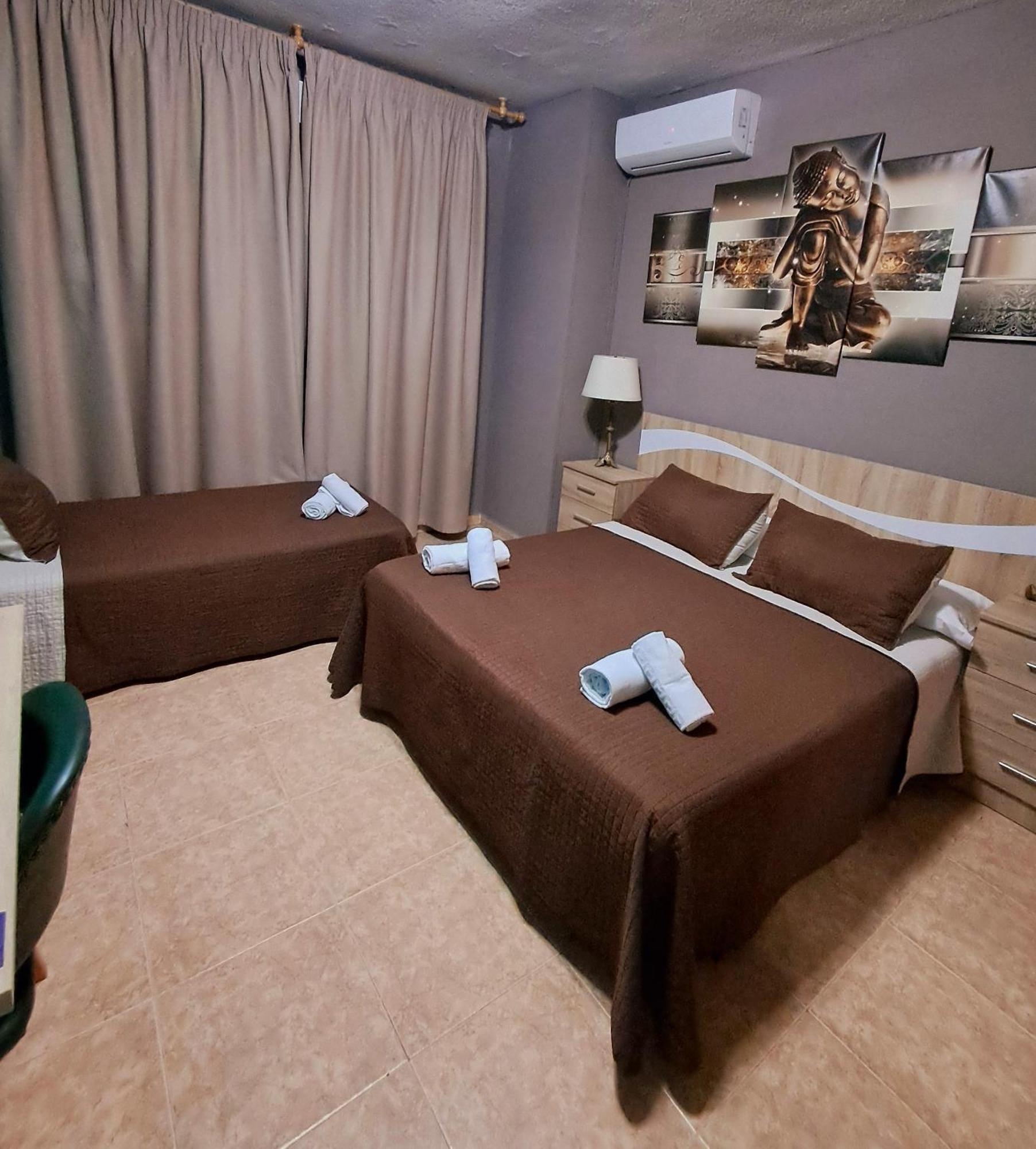 Hostal Dona Maria Valdemoro Ngoại thất bức ảnh