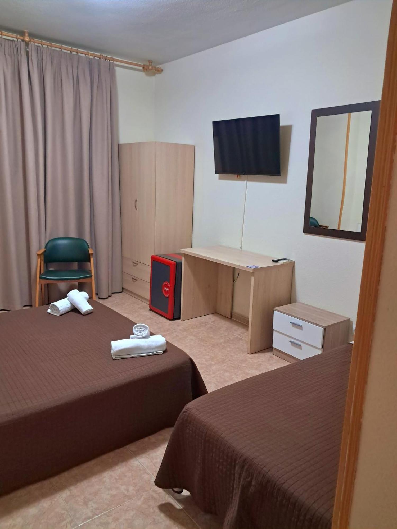 Hostal Dona Maria Valdemoro Ngoại thất bức ảnh