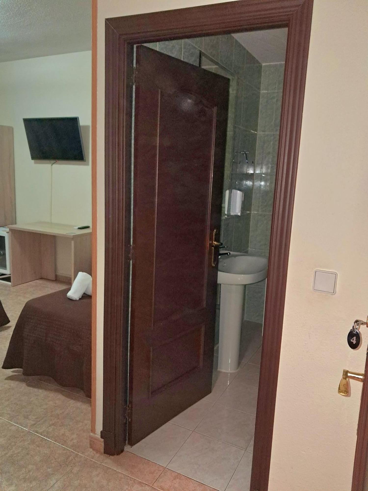 Hostal Dona Maria Valdemoro Ngoại thất bức ảnh