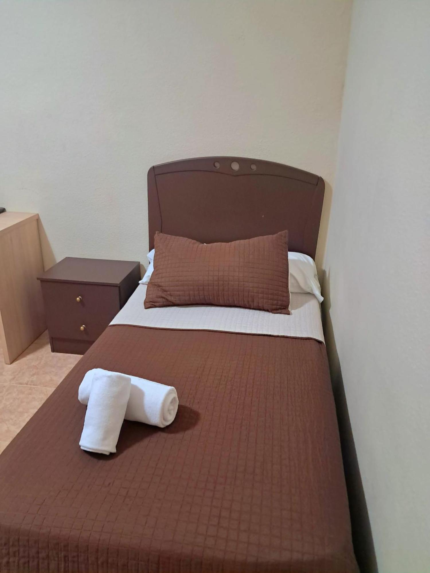 Hostal Dona Maria Valdemoro Ngoại thất bức ảnh