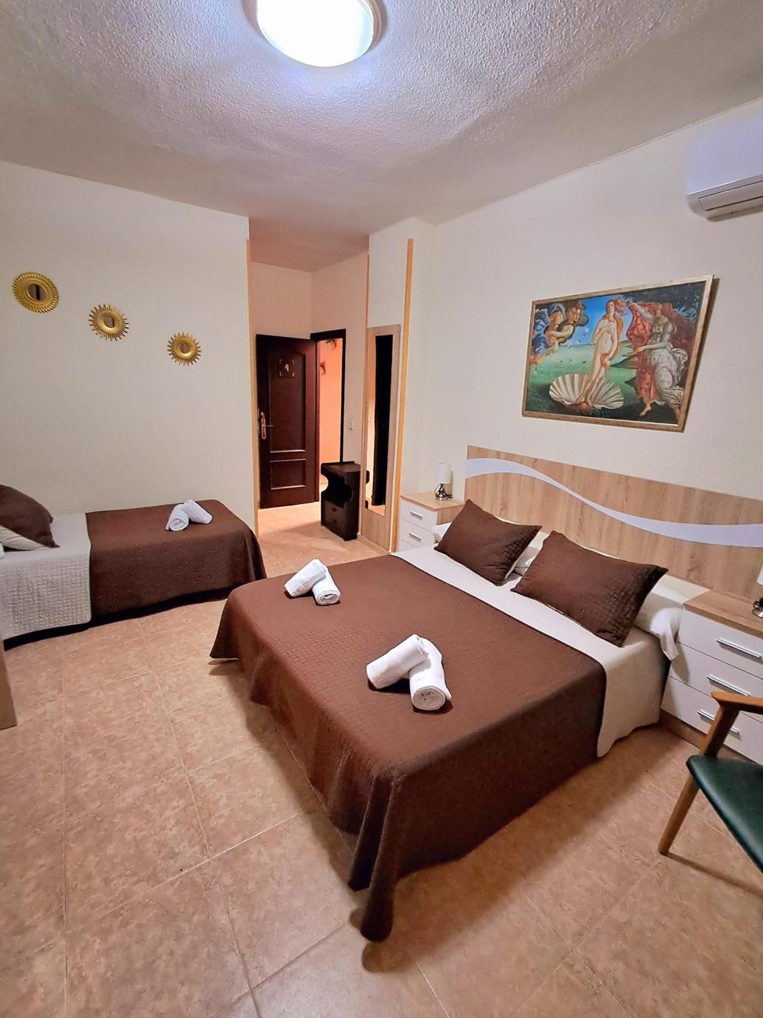 Hostal Dona Maria Valdemoro Ngoại thất bức ảnh